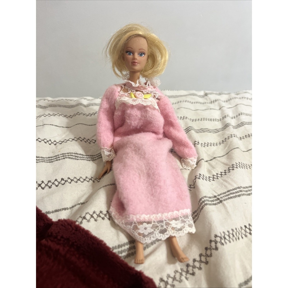 VTG Twist And Turn Blonde Barbie Bendable Legs In Bedtime Barbie Pink‎ Nightgown
